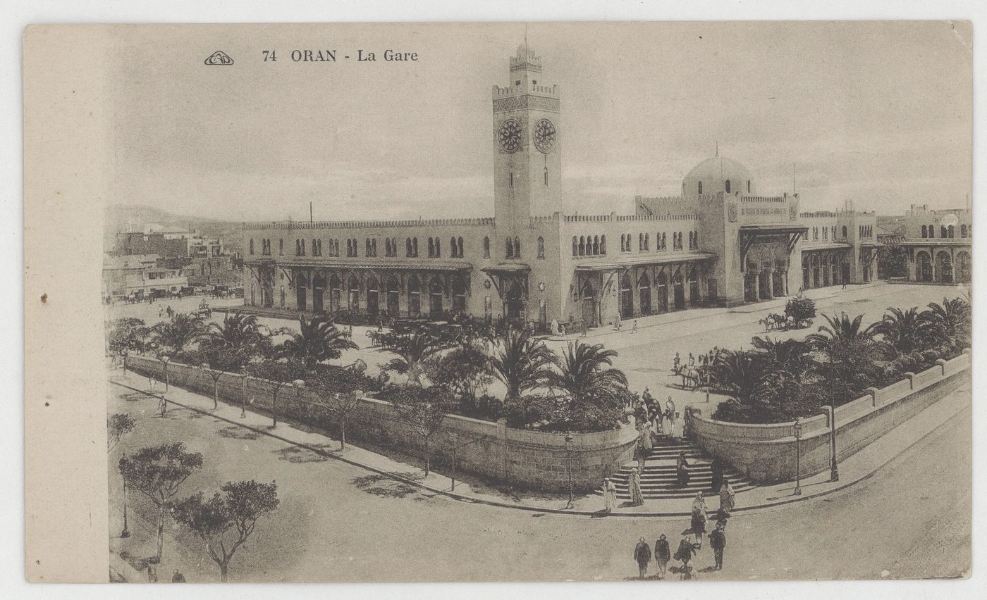La gare — L’édifice à campanile, au sud du centre.
