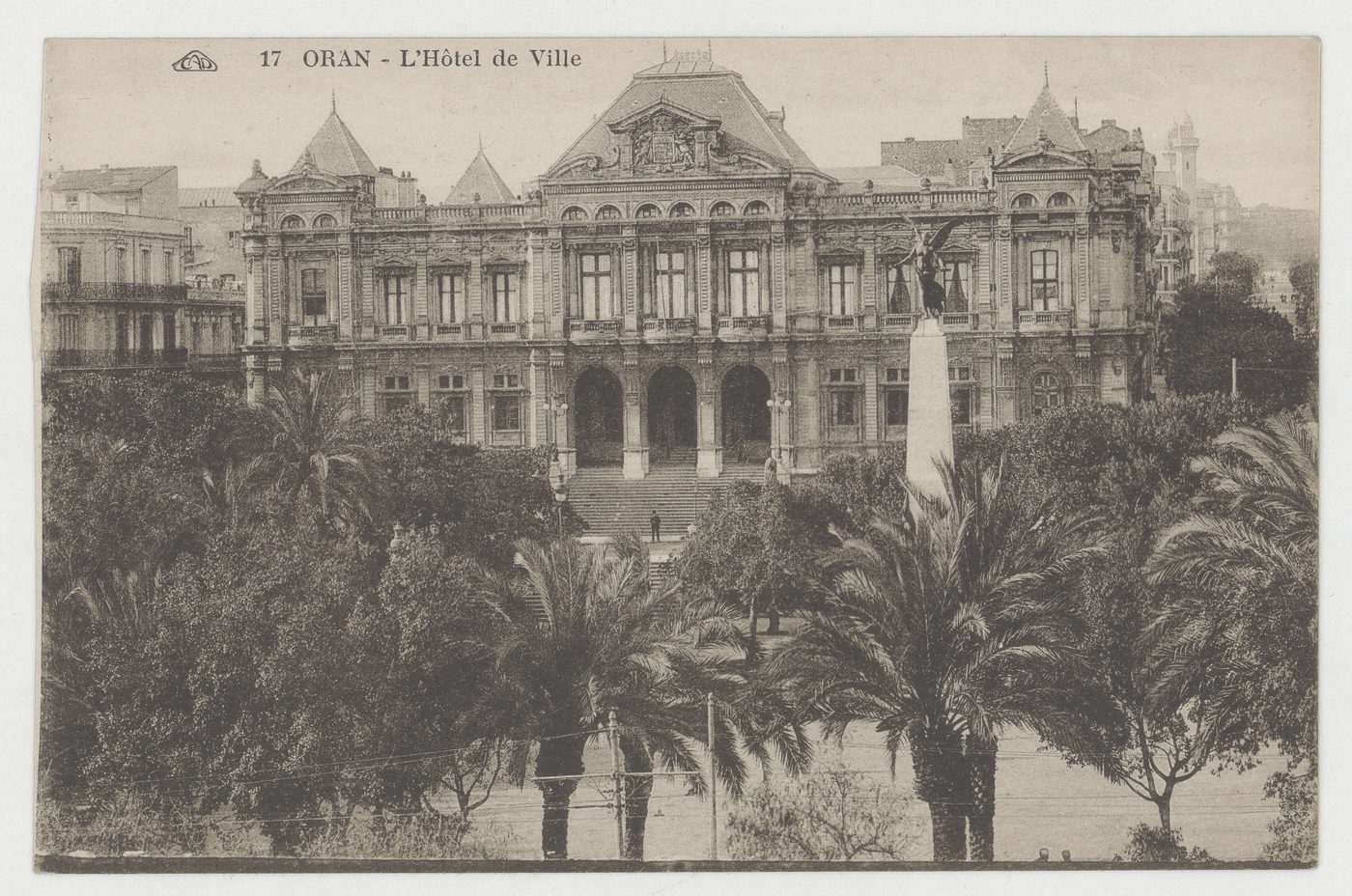 L’hôtel de ville — Sur la place du 1er Novembre.