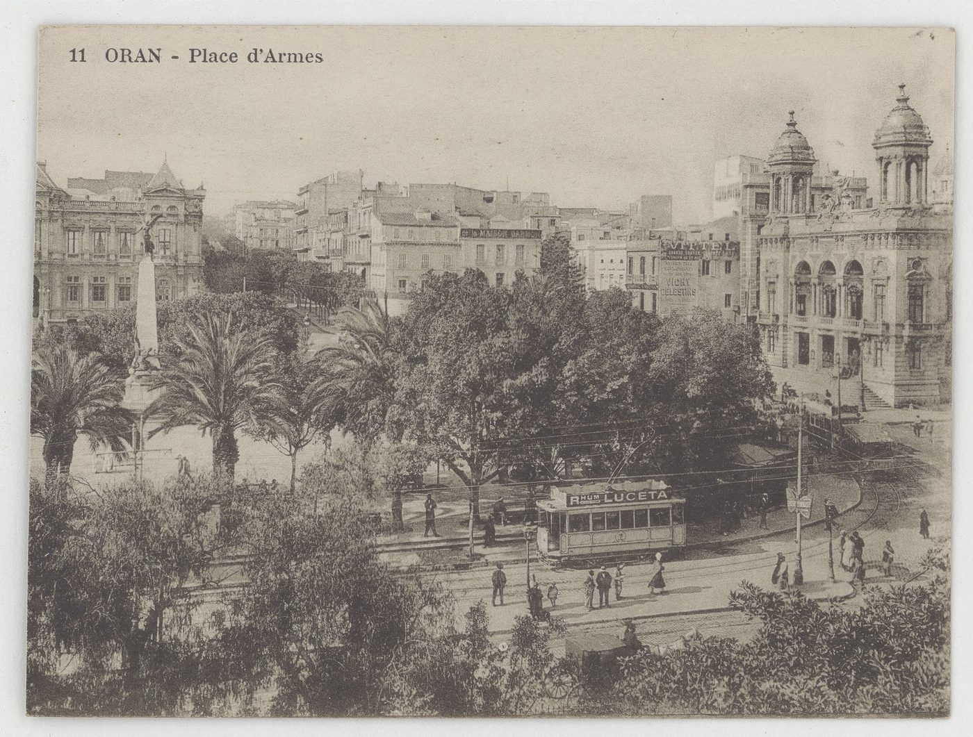 La place d’Armes — Aujourd’hui place du 1er Novembre, à cinq minutes à pied de l’hôtel. Un tramway traverse le cadre.